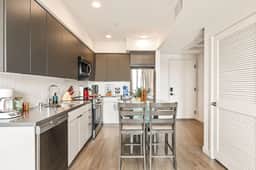 Chic & Bright Home | Free Parking | Hot tub + Gym - Image 3