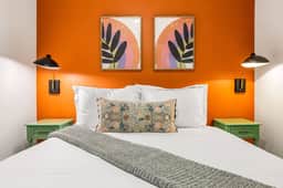 Chic 2 BD Home in K-Town | Balcony & Free Parking - Image 2