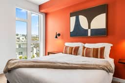 Chic 2BD in K-Town | Free Parking | Hot tub + Gym - Image 2