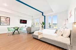 Chic Studio w/Stunning DTLA Views-Walk to Metro - Image 2