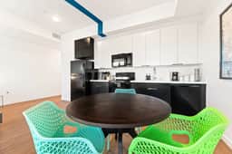 Chic Studio w/Stunning DTLA Views-Walk to Metro - Image 3