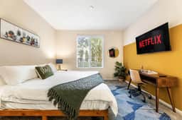 Chick & Cozy Condo Near UCI & Disney - Pool & Gym - Image 2