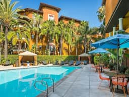 Chick & Cozy Condo Near UCI & Disney - Pool & Gym - Image 5