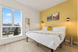 Designer 1BD King Suite in K-Town + Gated Parking - Image 2