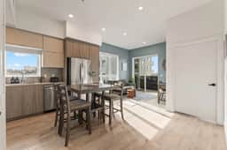 Designer 1BD King Suite in K-Town + Gated Parking - Image 4