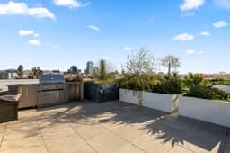 Designer 1BD King Suite in K-Town + Gated Parking - Image 5