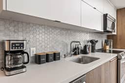 K-Town 2BD +Loft Light-Filled Home + Parking & Gym - Image 4