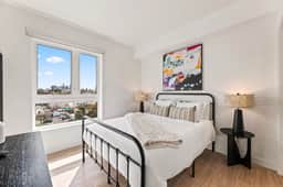 K-Town 2BD +Loft Light-Filled Home + Parking & Gym - Image 3
