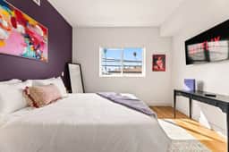 Light Filled 2BD 2BTH in K-town - EV Parking + Gym - Image 2