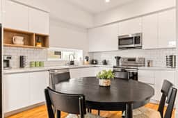 Light Filled 2BD 2BTH in K-town - EV Parking + Gym - Image 4