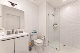 Light Filled 2BD 2BTH in K-town - EV Parking + Gym - Image 2