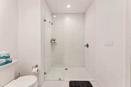 Light Filled 2BD 2BTH in K-town - EV Parking + Gym - Image 3