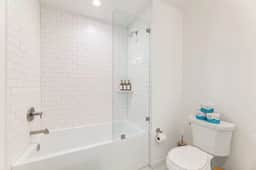 Light Filled 2BD 2BTH in K-town - EV Parking + Gym - Image 5