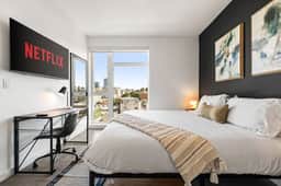 Light-Filled 2BD | Free Parking | Hot tub + Gym - Image 2