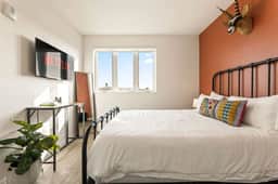 Light-Filled 2BD Suite in K-Town | Parking & Gym - Image 3