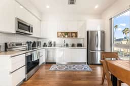 Light-Filled Home in K-Town | Parking, Gym & Views - Image 5