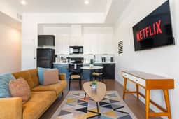 Modern Studio Retreat in the Heart of Art District - Image 2