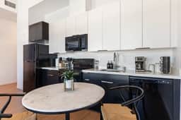Modern Studio Retreat in the Heart of Art District - Image 5