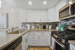 Stylish 2BD Townhouse | 1Mi to South Coast Plaza - Image 5