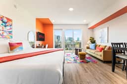 The Skyline Studio: Modern Getaway w/ DTLA  Views - Image 2