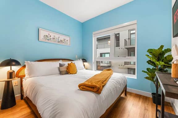 Chic 2 BD Home in K-Town | Balcony & Free Parking - Image 3