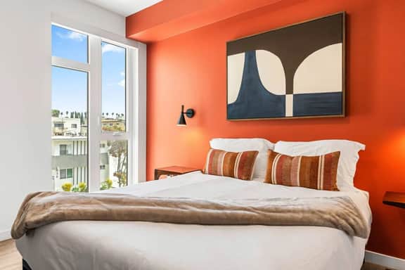 Chic 2BD in K-Town | Free Parking | Hot tub + Gym - Image 2