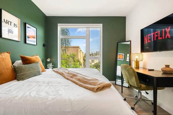 Chic 2BD in K-Town | Free Parking | Hot tub + Gym - Image 3