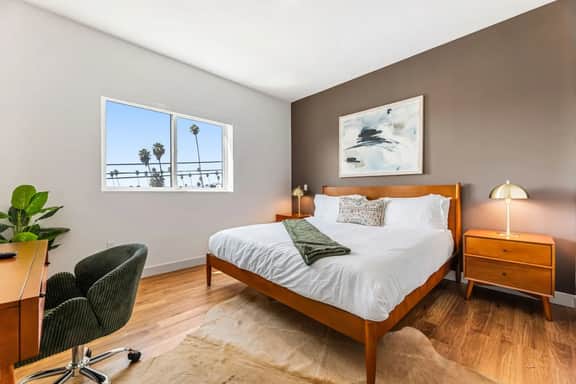 Chic K-Town 2BD Hideaway - Parking, Gym & Rooftop - Image 2