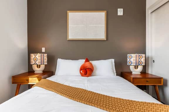 Chic K-Town 2BD Hideaway - Parking, Gym & Rooftop - Image 4