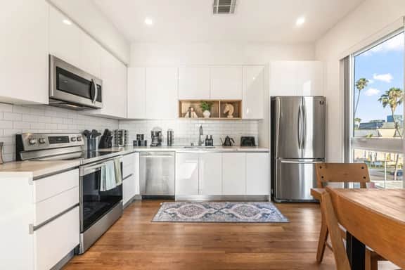 Chic K-Town 2BD Hideaway - Parking, Gym & Views - Image 4
