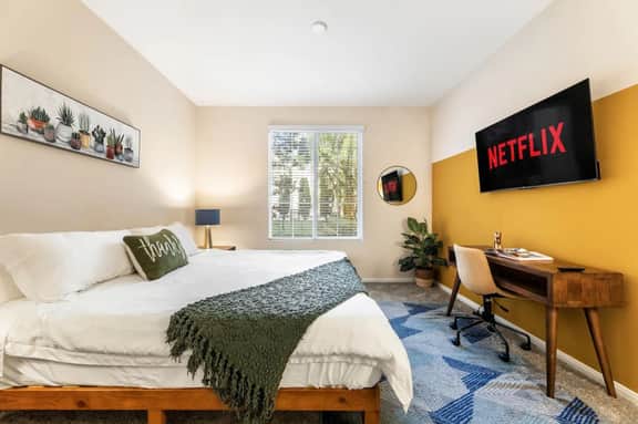 Chick & Cozy Condo Near UCI & Disney - Pool & Gym - Image 2