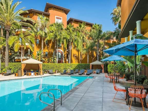 Chick & Cozy Condo Near UCI & Disney - Pool & Gym - Image 5