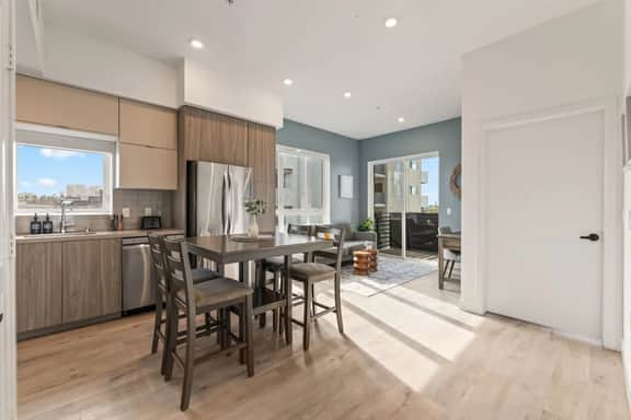 Designer 1BD King Suite in K-Town + Gated Parking - Image 4