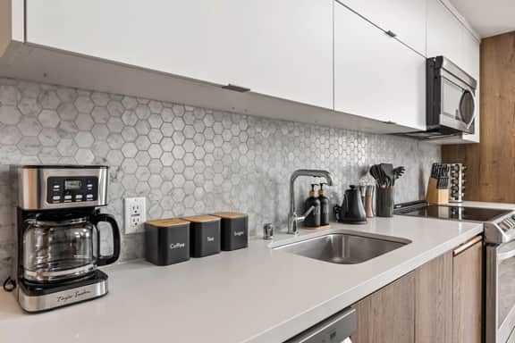K-Town 2BD +Loft Light-Filled Home + Parking & Gym - Image 4