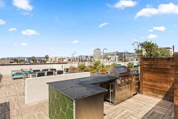 K-Town 2BD +Loft Light-Filled Home + Parking & Gym - Image 5