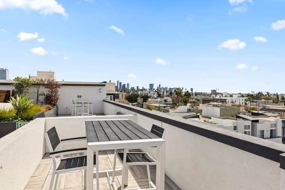 K-Town Lux Living - 2 BD Home W/Parking Amenities - Image 3