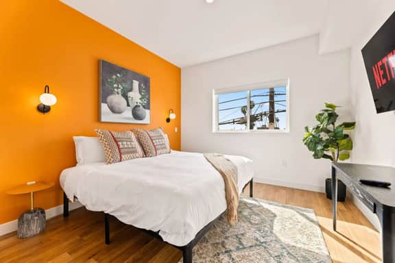 Light Filled 2BD 2BTH in K-town - EV Parking + Gym - Image 3