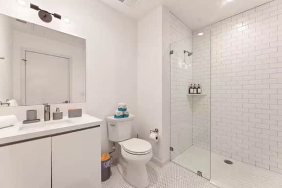 Light Filled 2BD 2BTH in K-town - EV Parking + Gym - Image 2