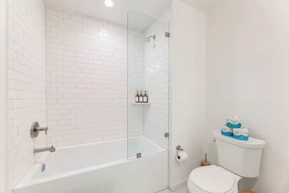 Light Filled 2BD 2BTH in K-town - EV Parking + Gym - Image 5