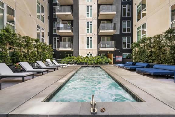 Light-Filled 2BD | Free Parking | Hot tub + Gym - Image 3