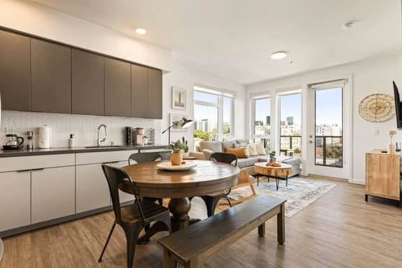 Light-Filled 2BD | Free Parking | Hot tub + Gym - Image 5
