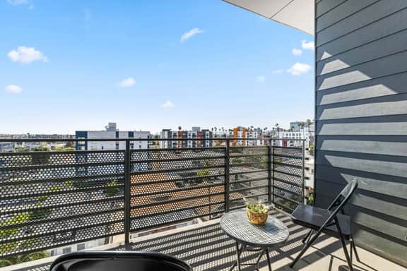 Light-Filled 2BD K-Town Apt w/ Parking & Views - Image 4