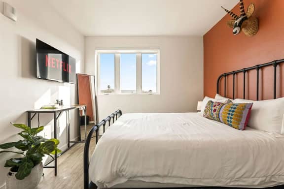 Light-Filled 2BD Suite in K-Town | Parking & Gym - Image 3