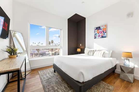 Light-filled K-Town Home- Parking + Gym- Near HWD - Image 3