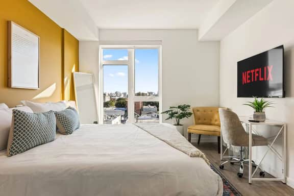 Light-Filled Modern 2BD in K-Town + Hot-tub & Gym - Image 2