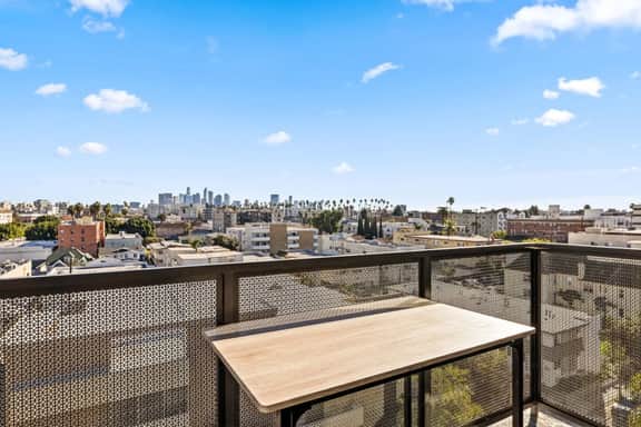 Light-Filled Modern 2BD in K-Town + Hot-tub & Gym - Image 5