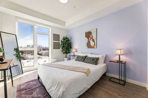 Light-Filled Modern 2BD in K-Town + Hot-tub & Gym - Image 4