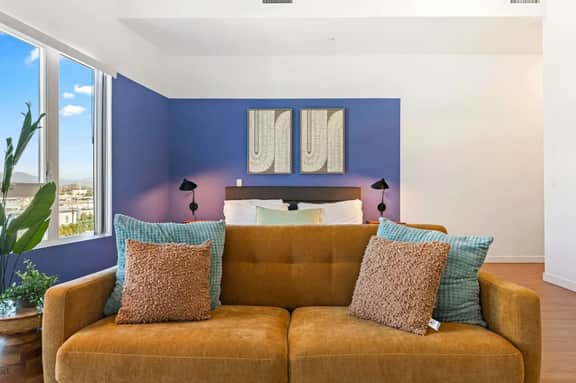Modern Studio Retreat in the Heart of Art District - Image 3