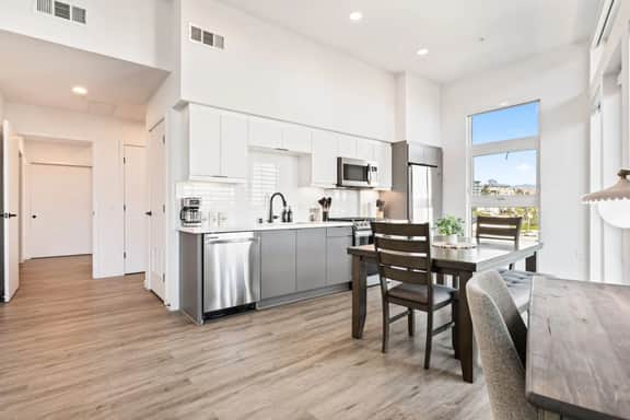 Skyline Luxe | Penthouse Living W/ DTLA Epic Views - Image 5