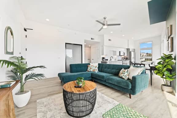 SkyLoft Oasis Stunning DTLA Views & Modern Comfort - Image 5